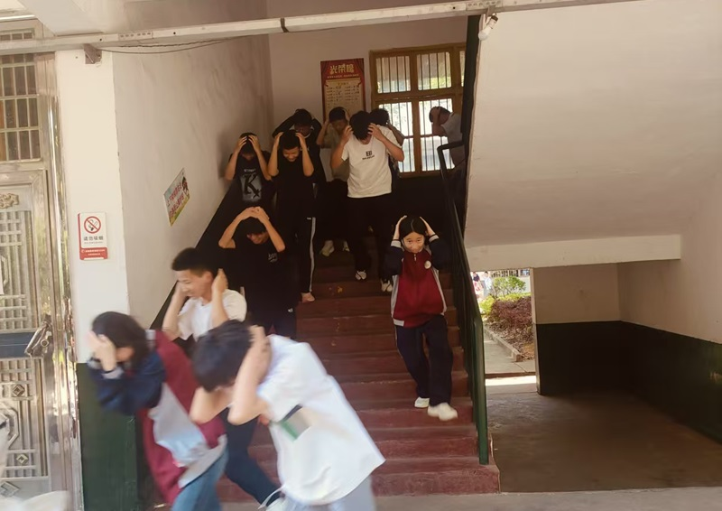 汉寿县毛家滩回族维吾尔族乡中学：开展防震应急疏散演练，筑牢校园安全屏障