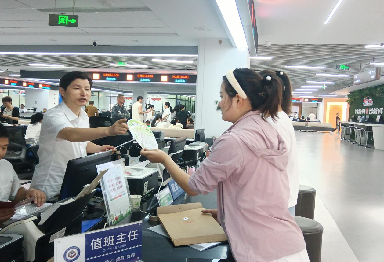 汉寿县不动产登记中心：开展政务公开日宣传活动