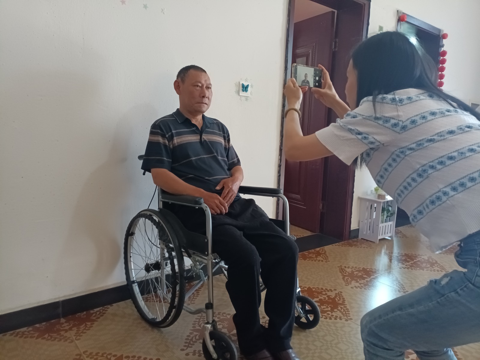 汉寿县岩汪湖镇：暖心上门服务，为残疾退役军人补办优待证