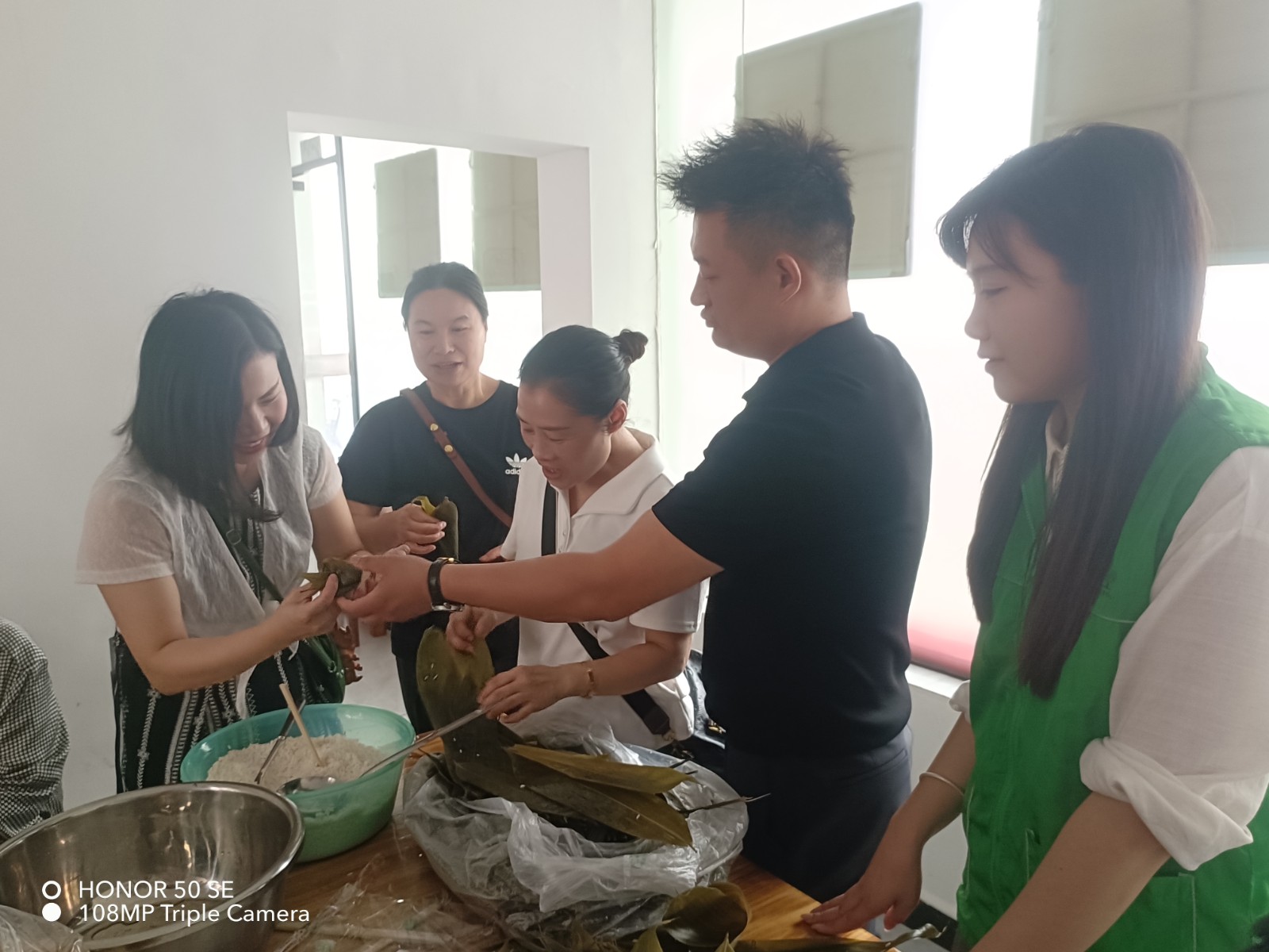 汉寿县龙阳街道：开展“粽香四溢 欢乐端午”包粽子迎端午活动