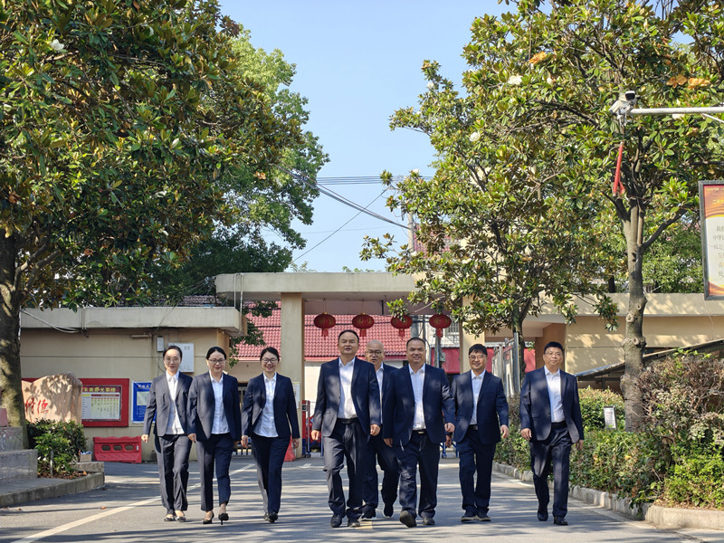 圣迪服装再献教育公益：为聂家桥乡中学教师捐赠职业装，延续校园温情善举