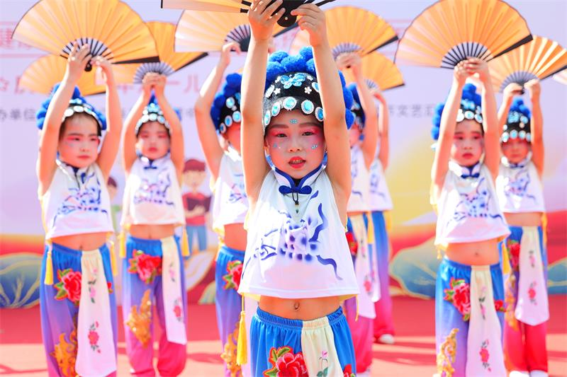 汉寿县月明潭公办幼儿园：情暖“六一”， 与爱童行