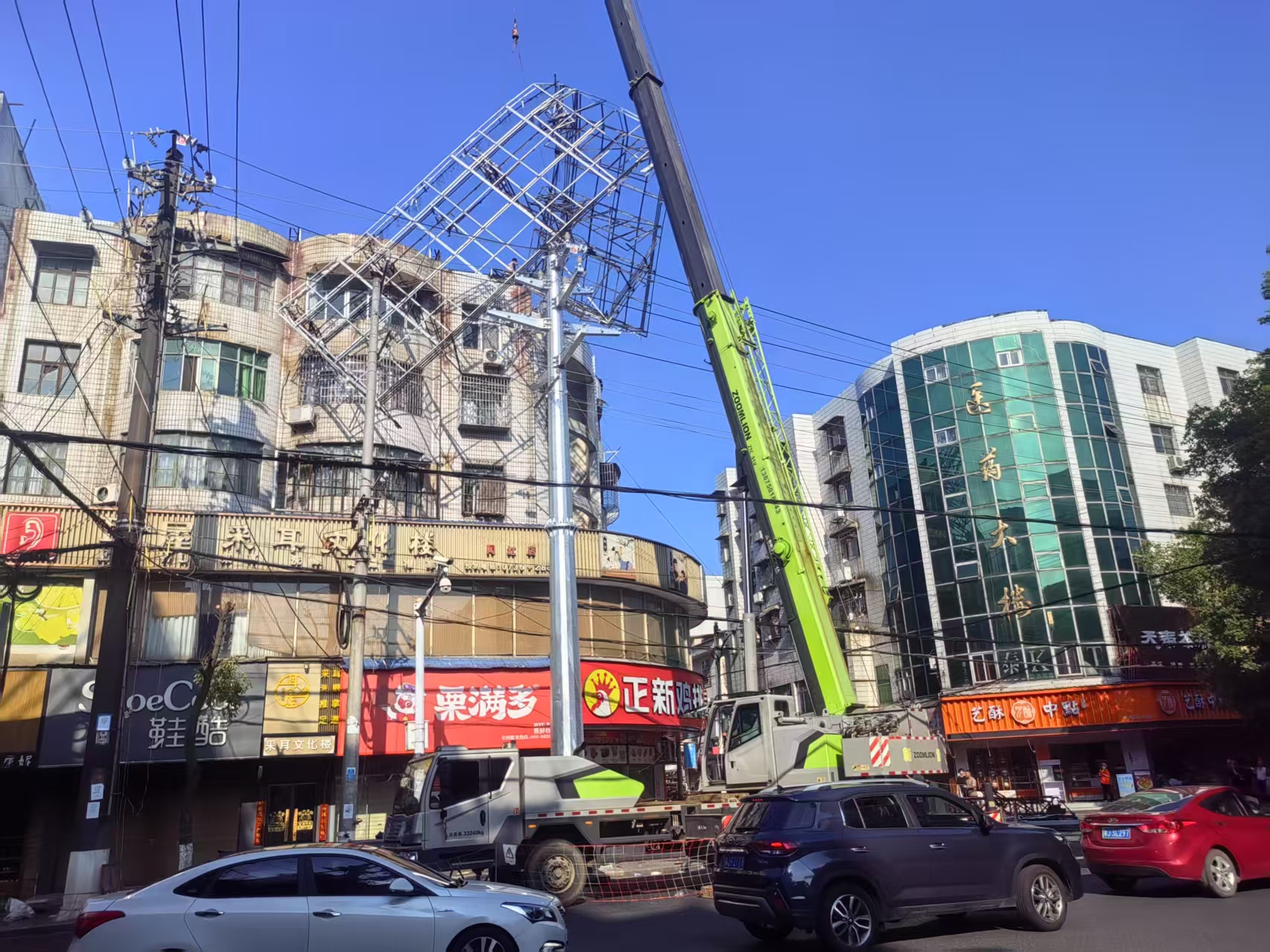 汉寿县城市管理和综合执法局开展城区户外广告整治行动