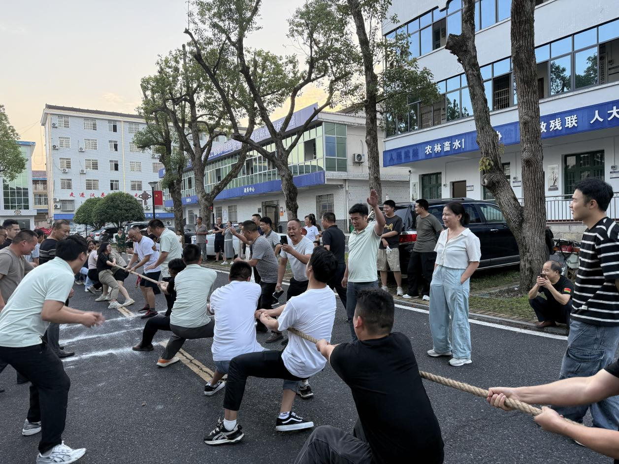 汉寿县崔家桥镇举行拔河比赛：凝“绳”聚力齐上阵 奋勇争先赛风采