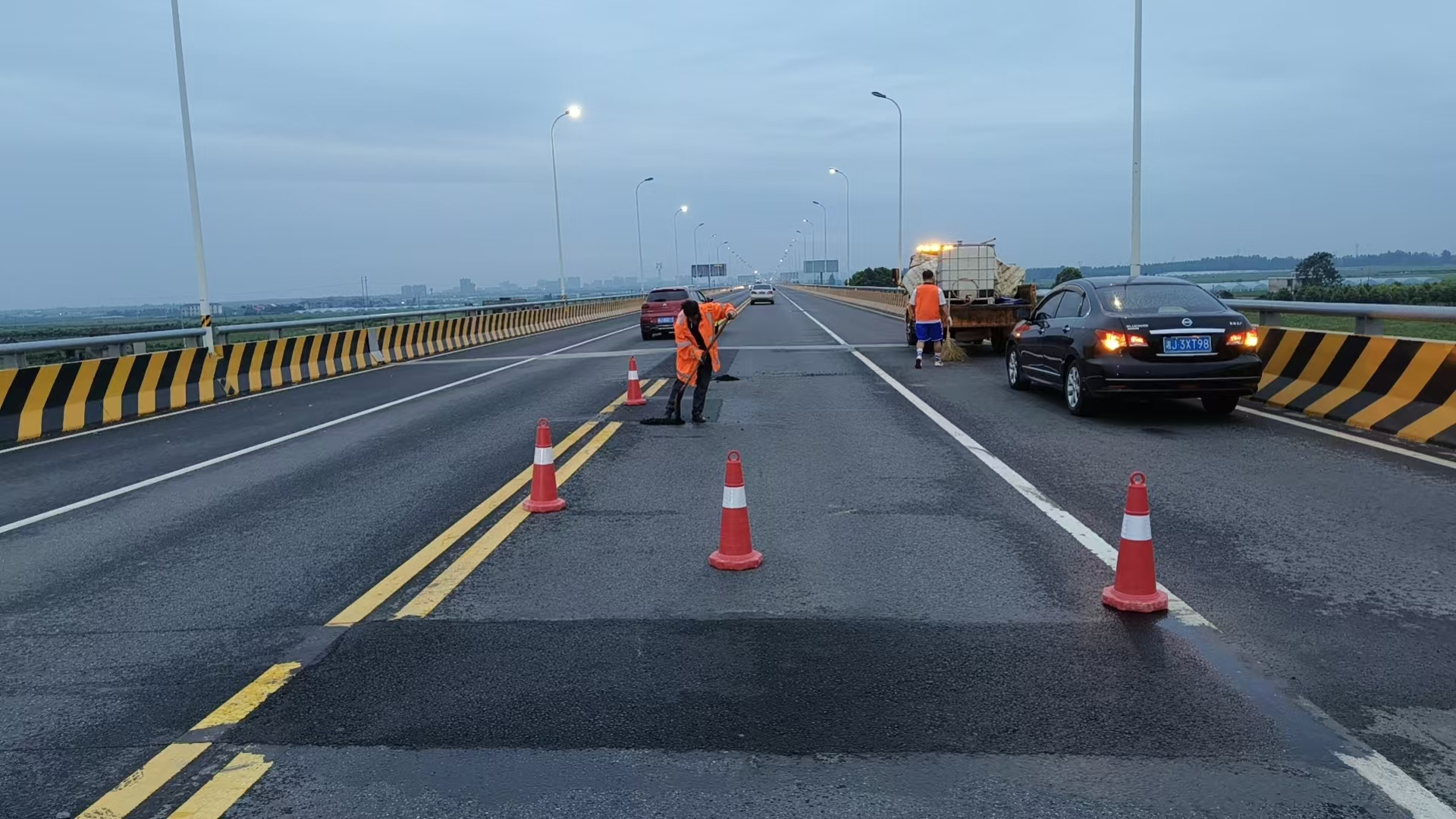 汉寿县公路建设养护中心：精准快速治理路面“小伤口” 筑牢汛期公路“安全堤”