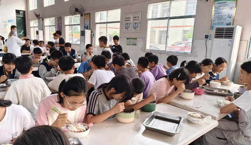 漢壽縣滄港鎮(zhèn)：愛心空調(diào)送清涼 新興中學(xué)師生樂享涼爽就餐環(huán)境