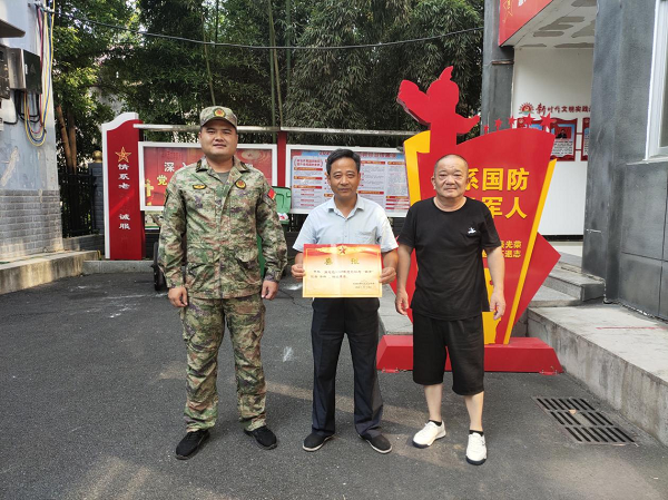 汉寿县罐头嘴镇：开展立功受奖送喜报活动