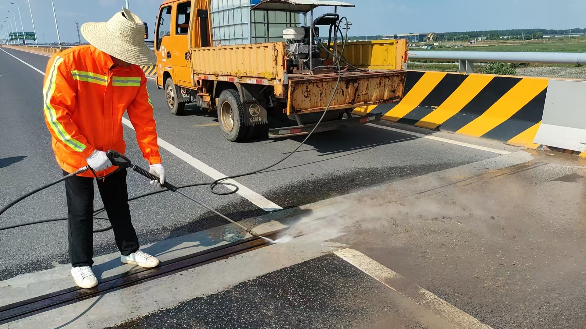 汉寿县公路建设养护中心：深度清理疏通桥梁伸缩缝、泄水孔，让桥梁自由“呼吸”