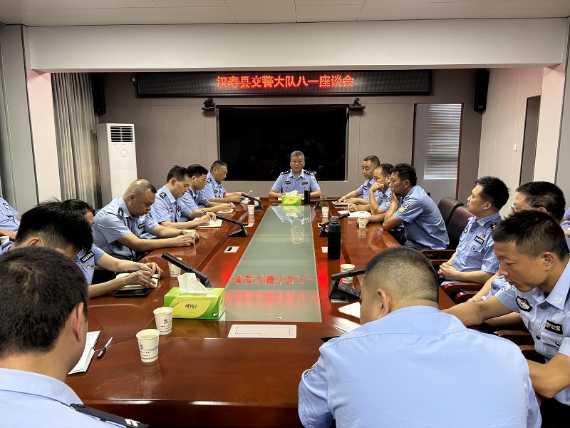 漢壽交警：召開“八一”退役軍人座談會
