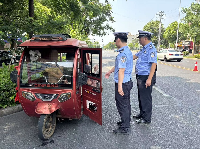 漢壽交警：烈日下“亮劍”重點(diǎn)交通違法