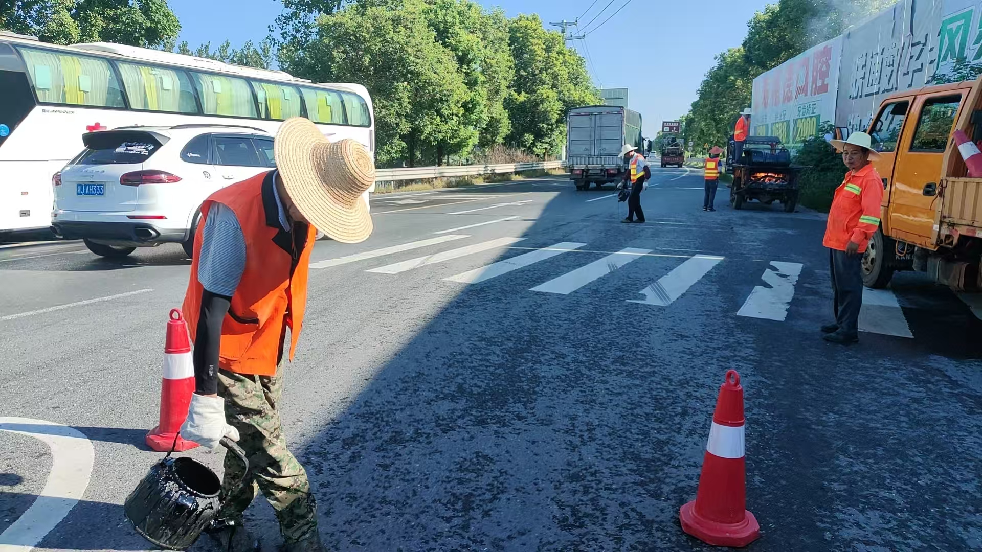 高温下的坚守：汉寿公路人用汗水守护平安路