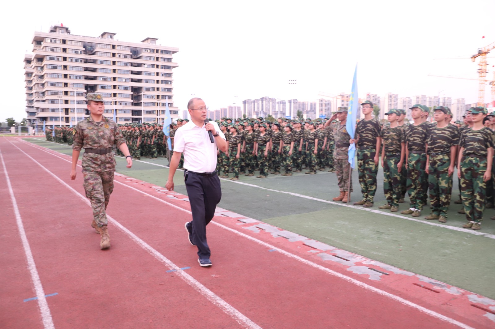 漢壽一中2025級新生軍訓圓滿收官，青春方陣展風采