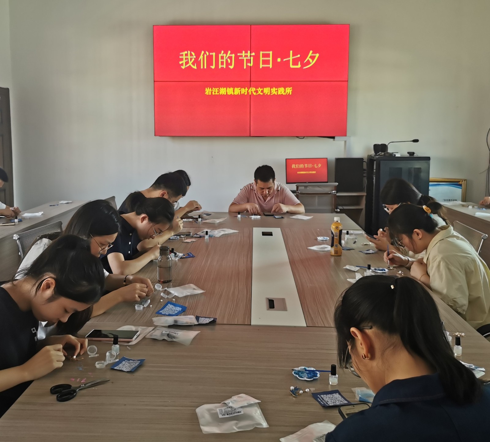 汉寿：岩汪湖镇开展“妙手生花·爱在七夕”主题活动