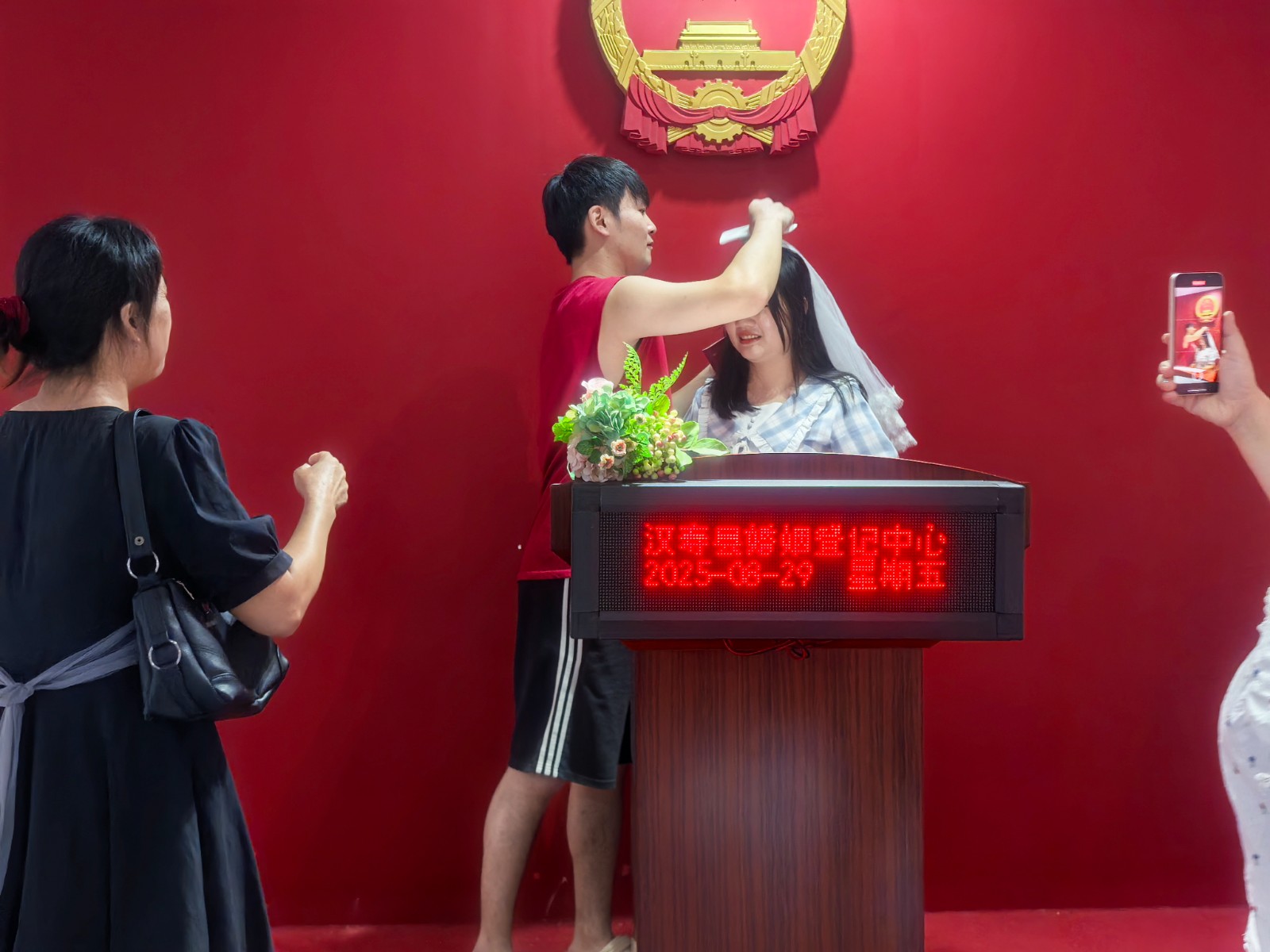 汉寿县民政局七夕送“甜”：高效登记+浪漫仪式，见证新人幸福时刻