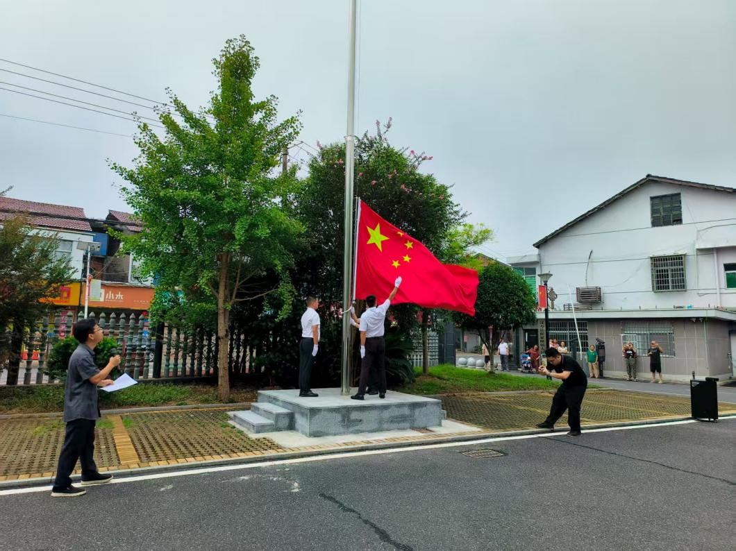 汉寿县崔家桥镇：隆重举行升旗仪式，并组织观看阅兵盛典