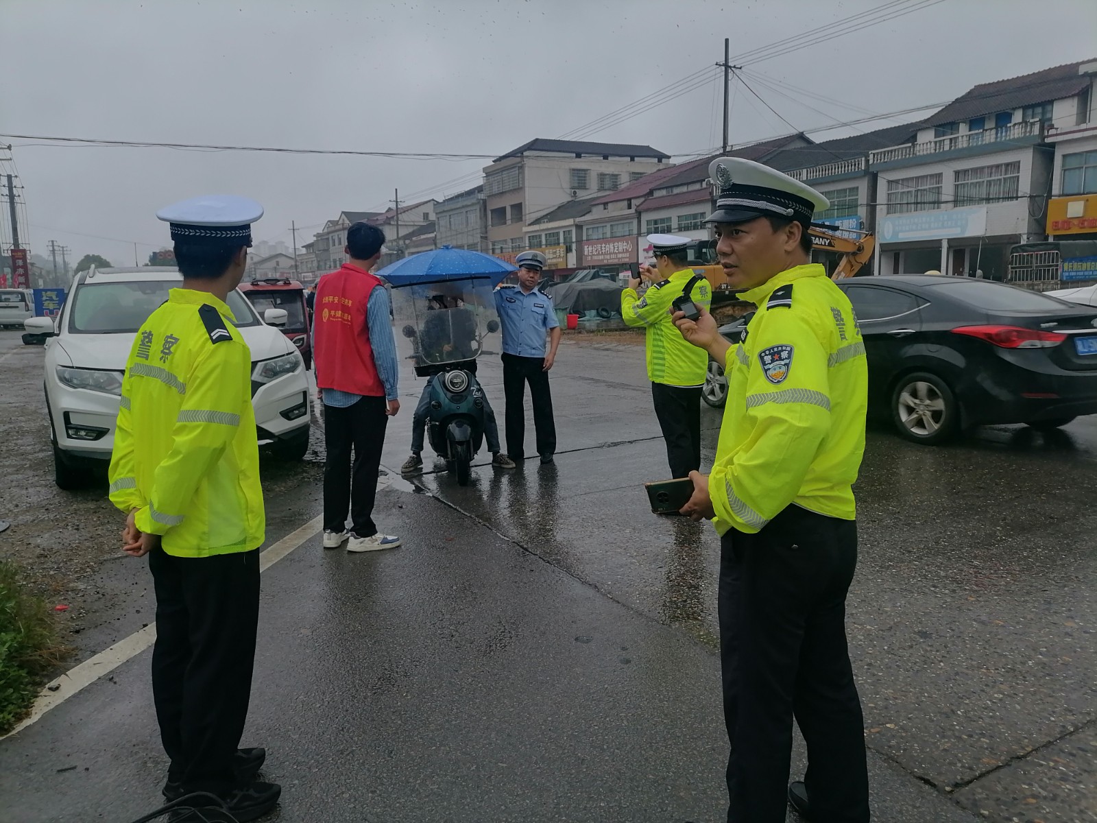 汉寿县沧浪街道：拆“伞”除险护平安 戴“盔”守护保畅通