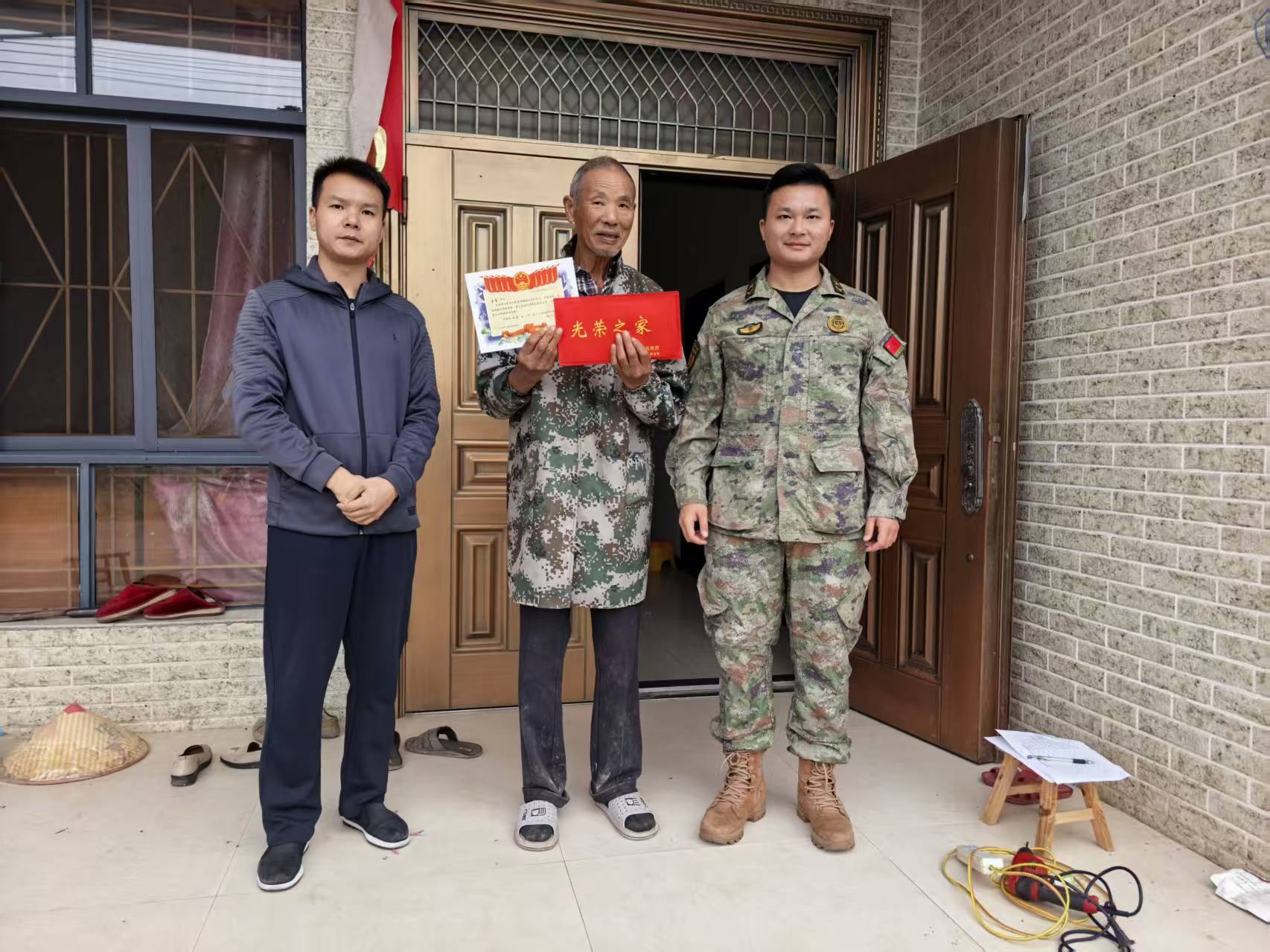 汉寿县洲口镇送喜上门，6名新兵家庭获授“光荣之家”牌匾