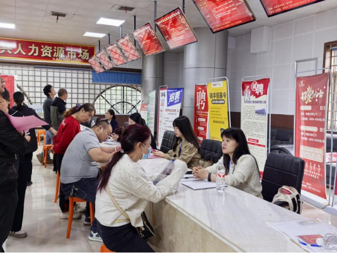 汉寿县蒋家嘴镇：组织村民参加汉寿县专场招聘会