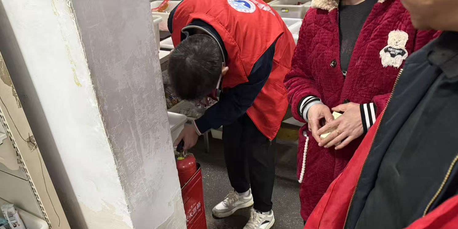 汉寿县詹乐贫中学开展“红马甲”安全大排查 筑牢校园平安防线