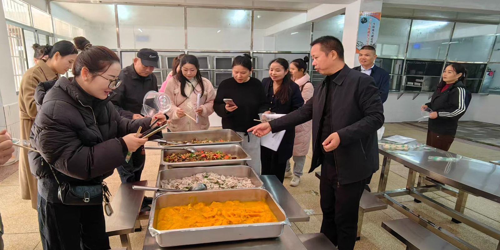 汉寿县詹乐贫中学办食堂开放日 家长师生共评最佳厨艺