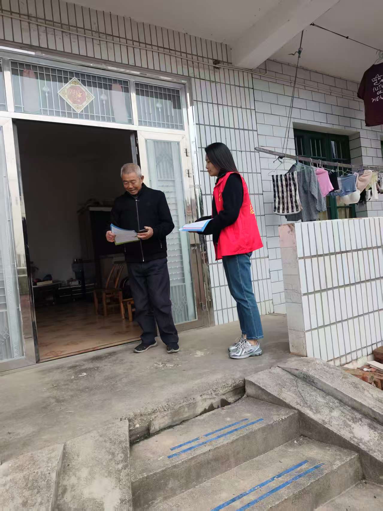 汉寿县沧浪街道：“敲门”行动筑防线，秸秆禁烧保蓝天