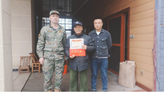 汉寿：太子庙镇为新兵家庭送牌匾，致敬“光荣之家”