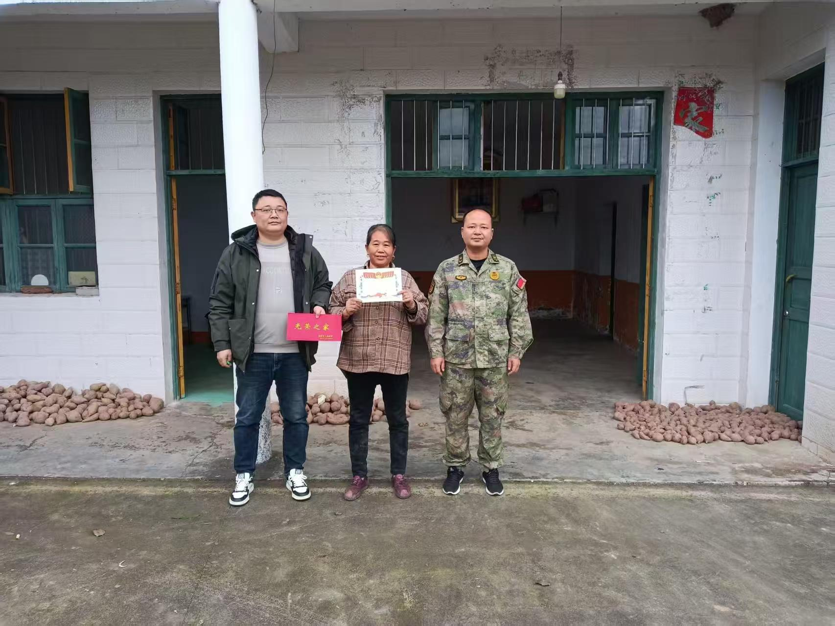 汉寿县毛家滩回维乡为新兵家庭送挂“光荣之家”牌匾