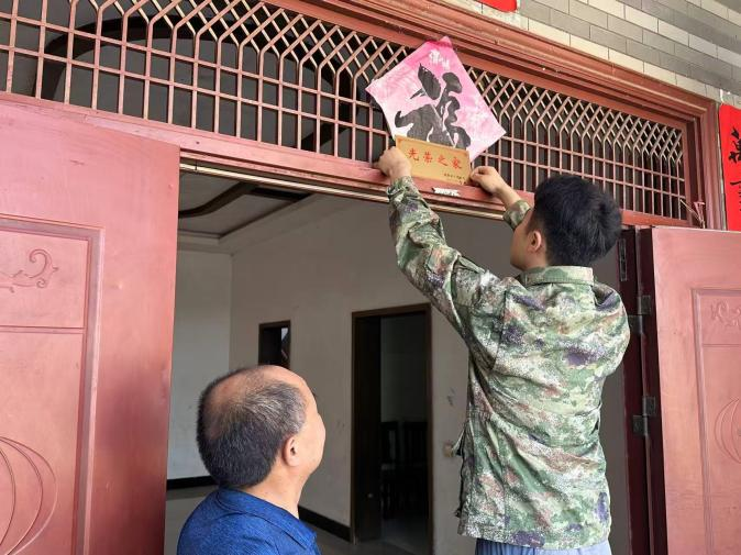 汉寿县崔家桥镇：光荣牌匾进家门 拥军优属暖人心