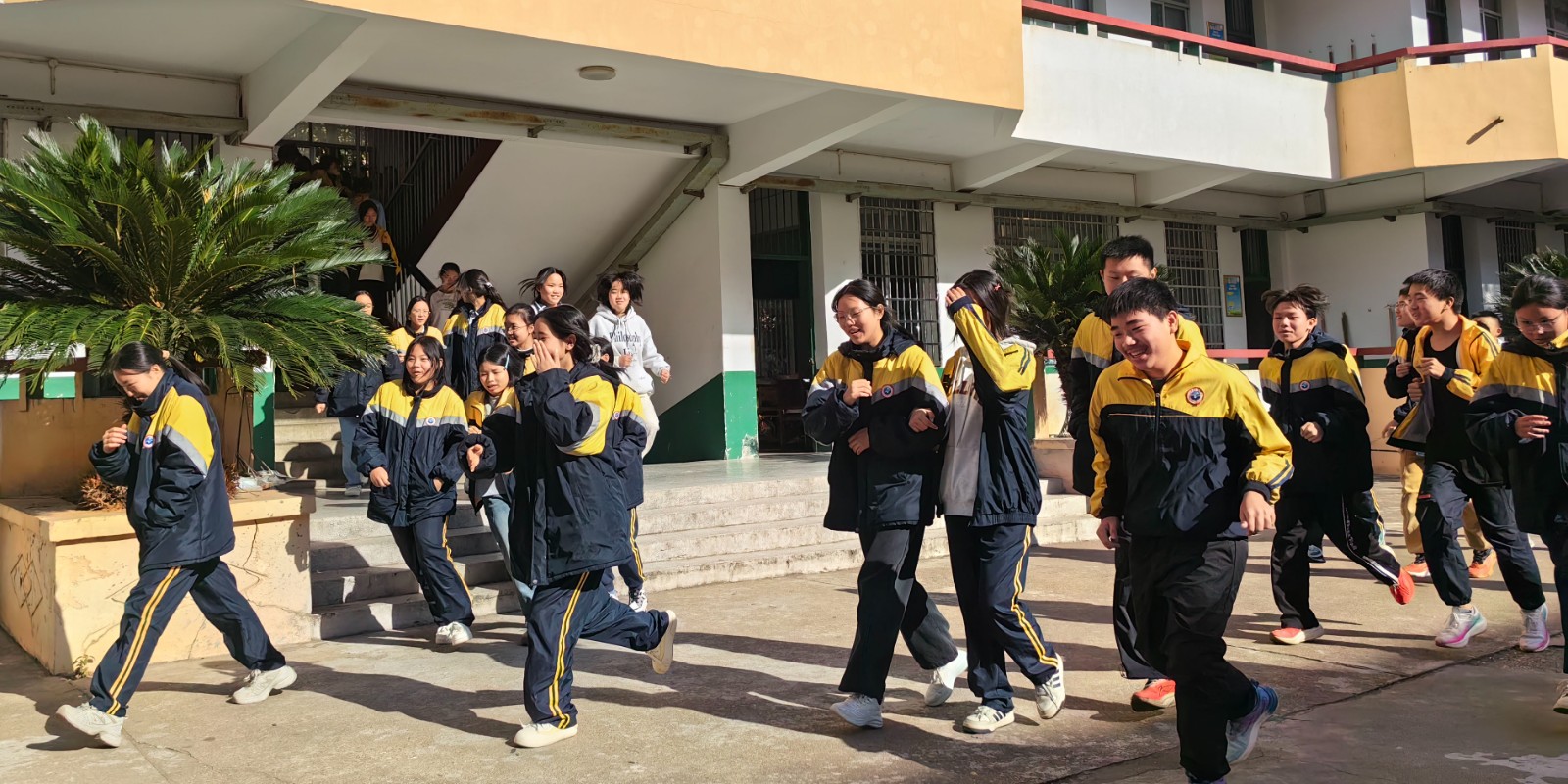 汉寿县詹乐贫中学：开展消防疏散演练 筑牢校园安全“防火墙”