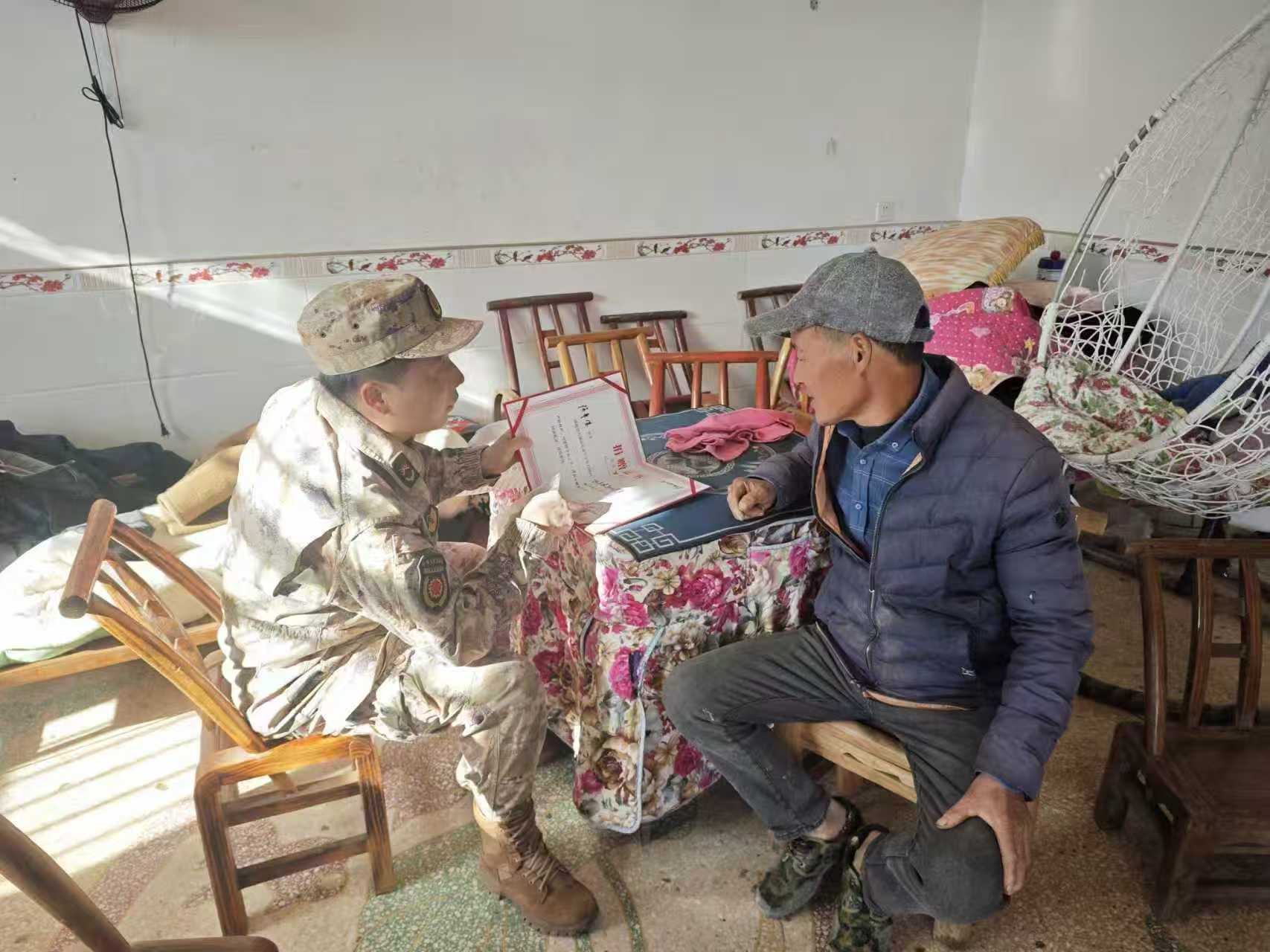 汉寿县岩汪湖镇：为抗美援朝老兵家属颁发捐赠荣誉证书