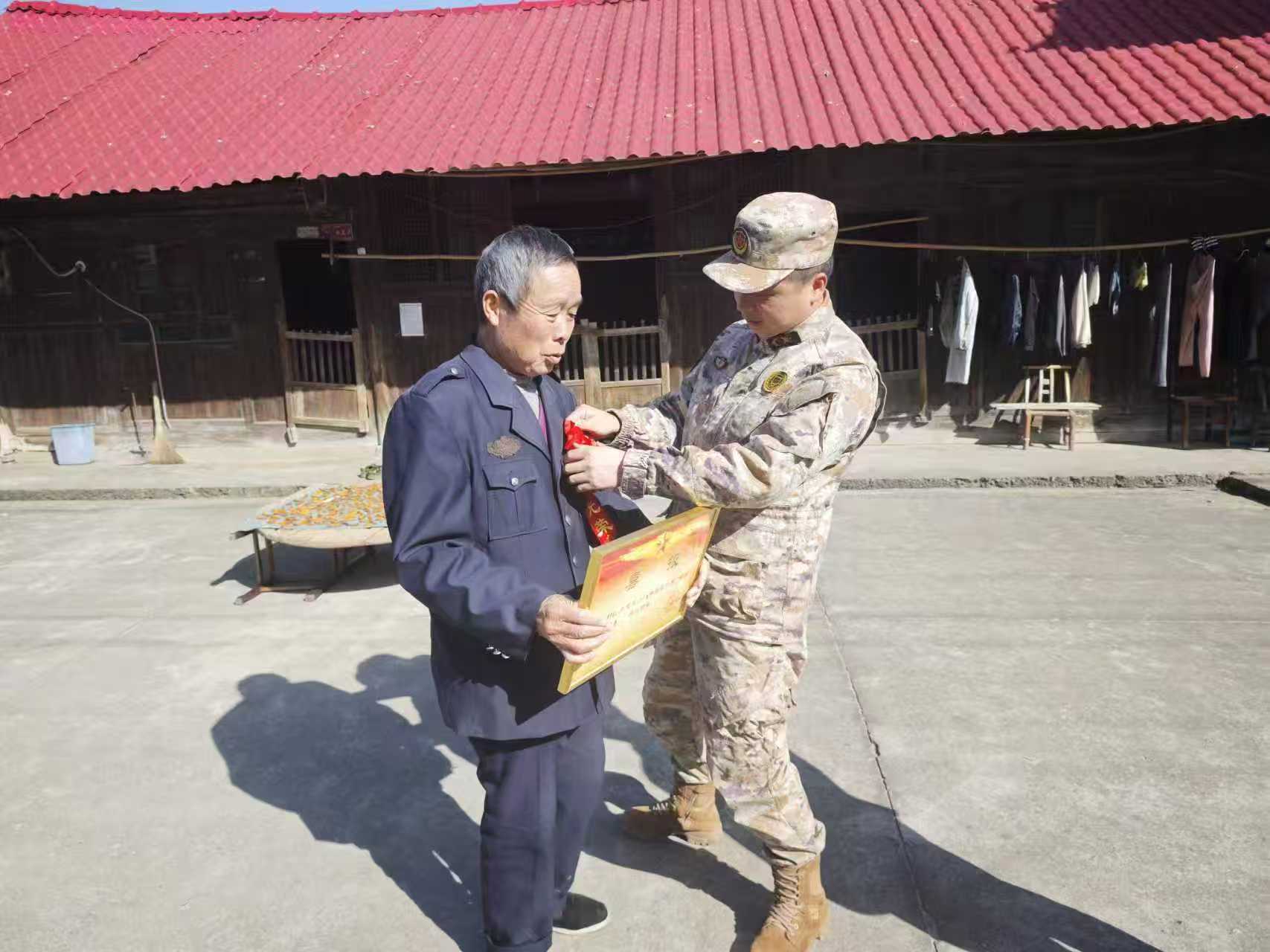 汉寿县岩汪湖镇：为军校学员家中送上喜报