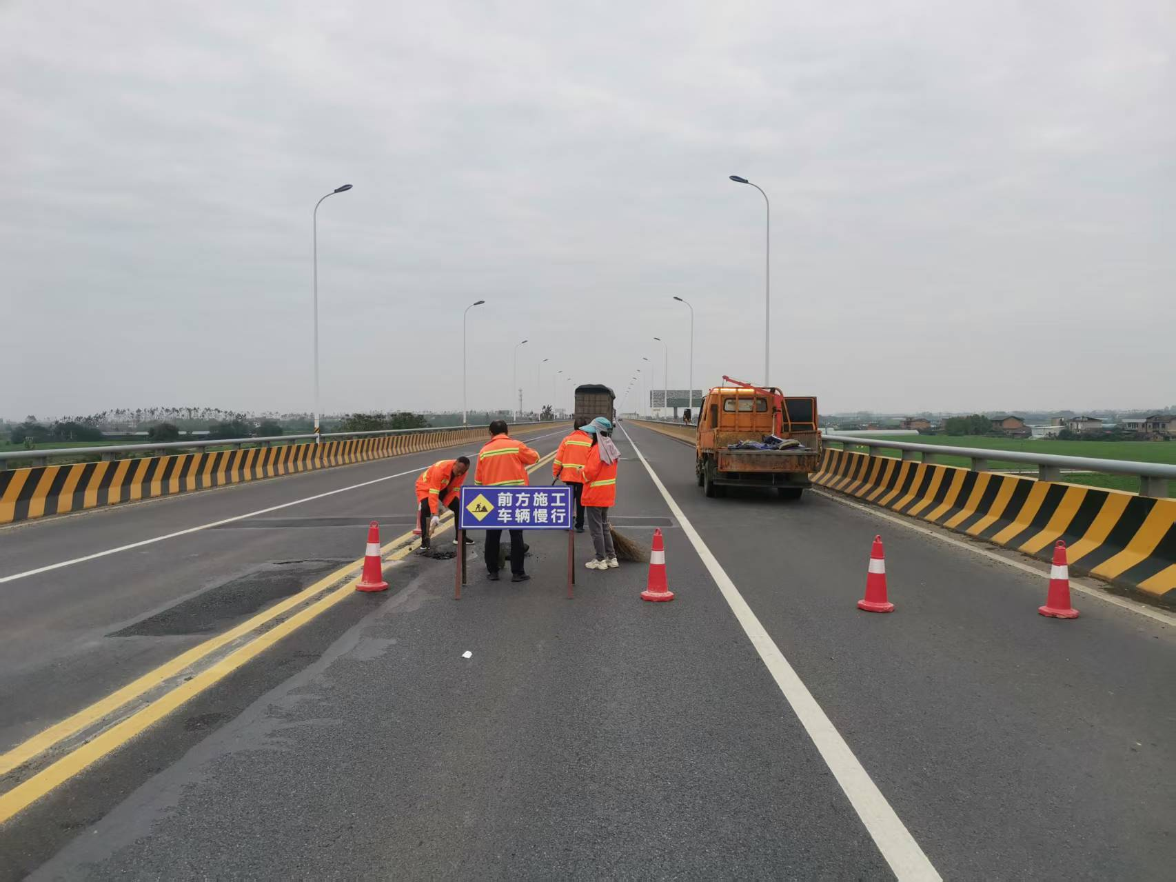 汉寿县公路建设养护中心押东铺养护道班：三十载风雨护坦途 橘色身影筑就平安路