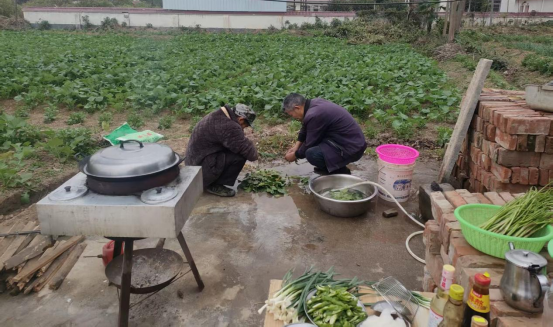 汉寿县洲口镇干部下村同吃“连心饭”，烟火气中话民生