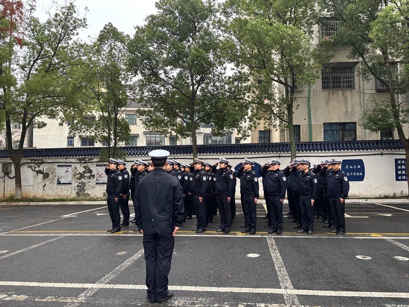 汉寿县公安局交通警察大队开展队列训练 锤炼警容风纪