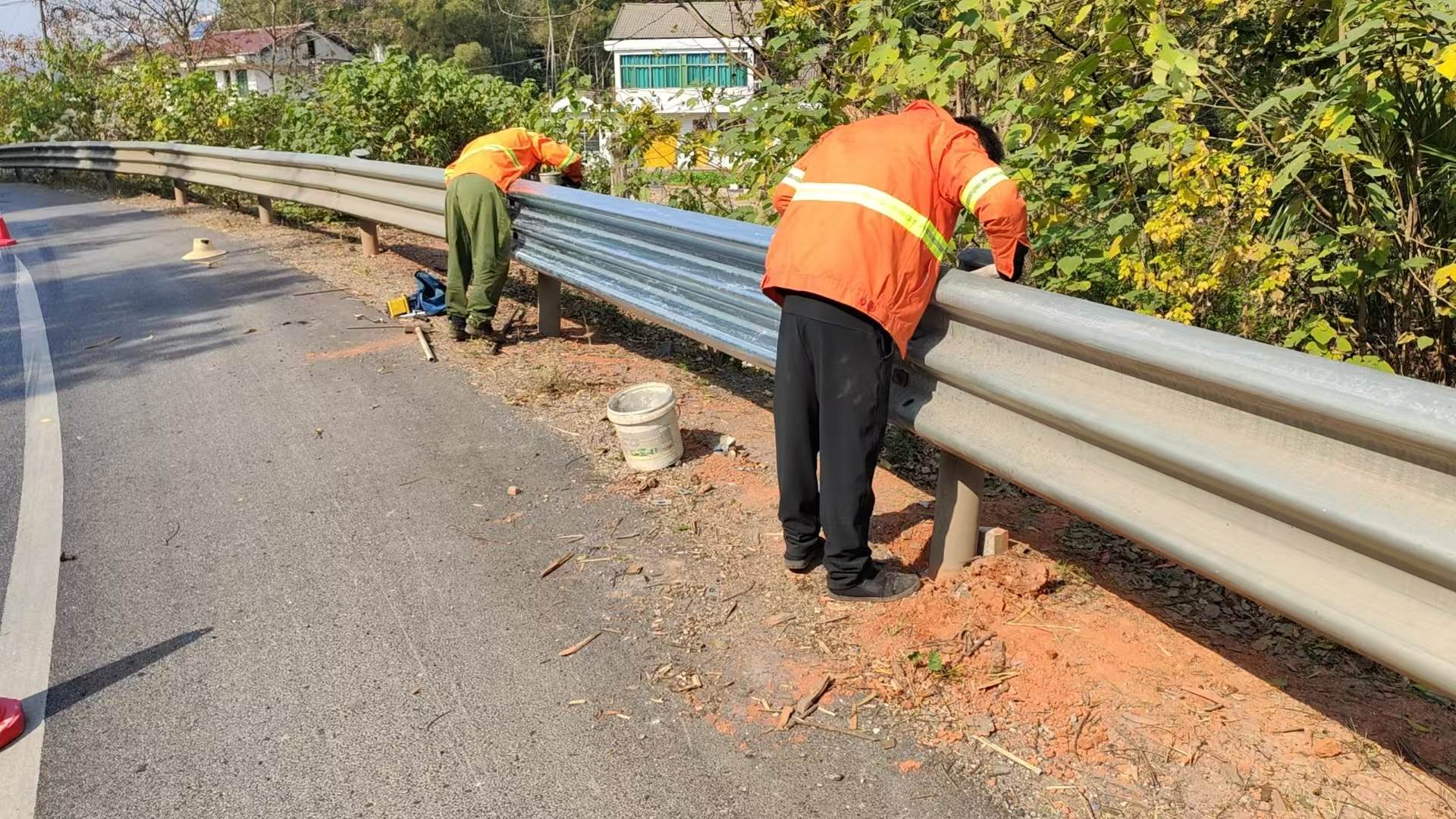 汉寿县公路建设养护中心：公路养护暖民生 打响冬季“守护战”