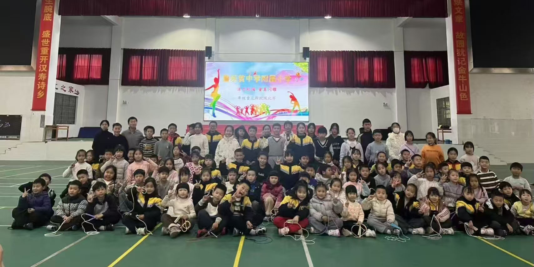 汉寿县詹乐贫中学附小跳绳赛燃爆校园，小将破纪录展拼搏精神