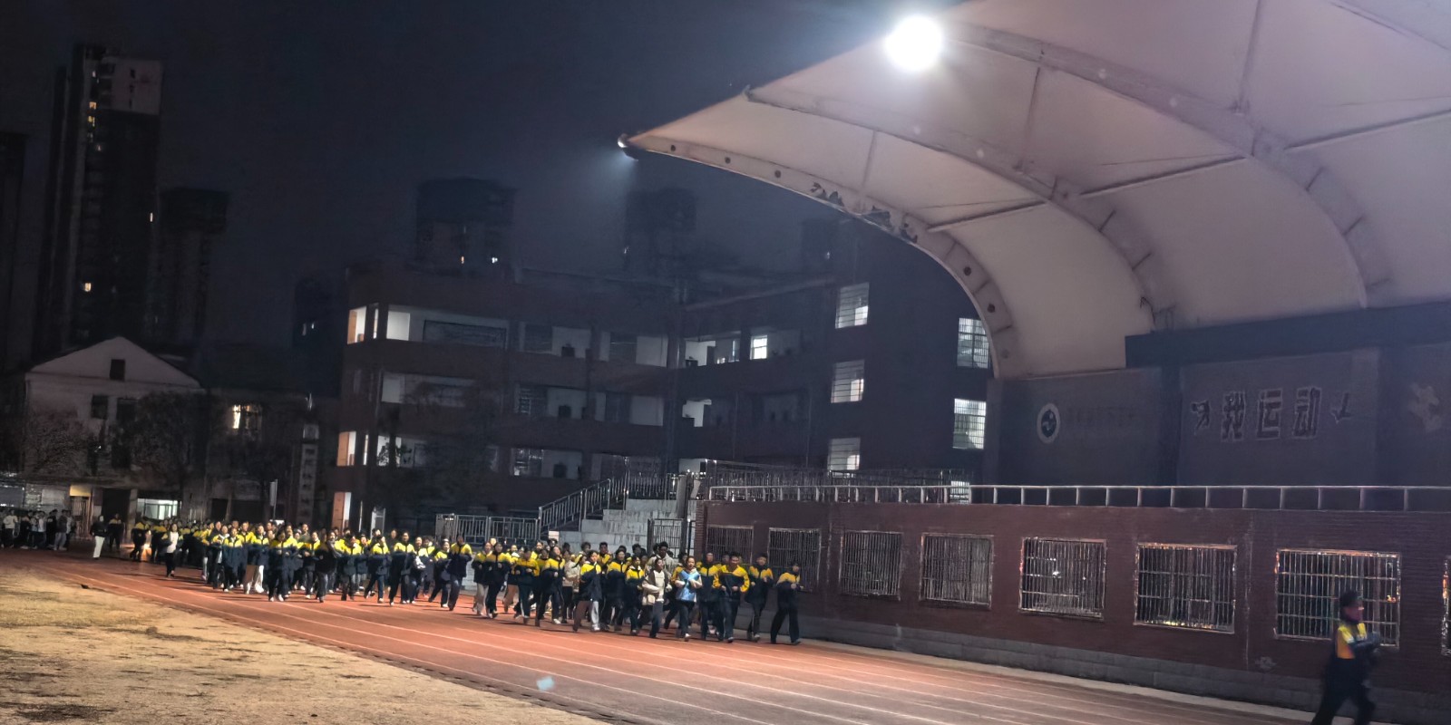 汉寿县詹乐贫中学：操场新灯暖人心，夜跑少年添活力