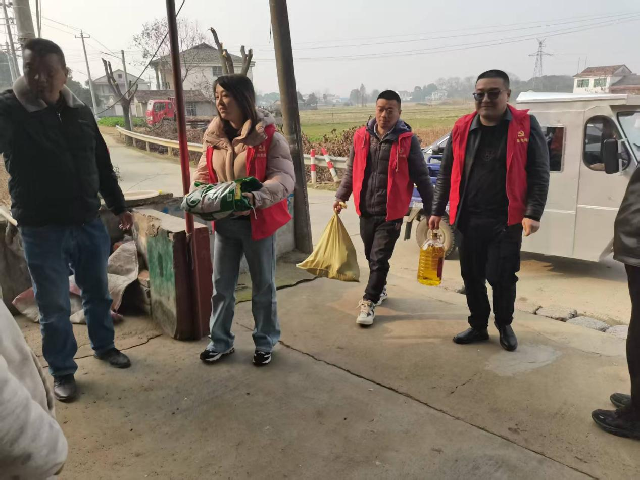 汉寿县岩汪湖镇：村支“两委”牵线搭桥，企业爱心温暖乡亲