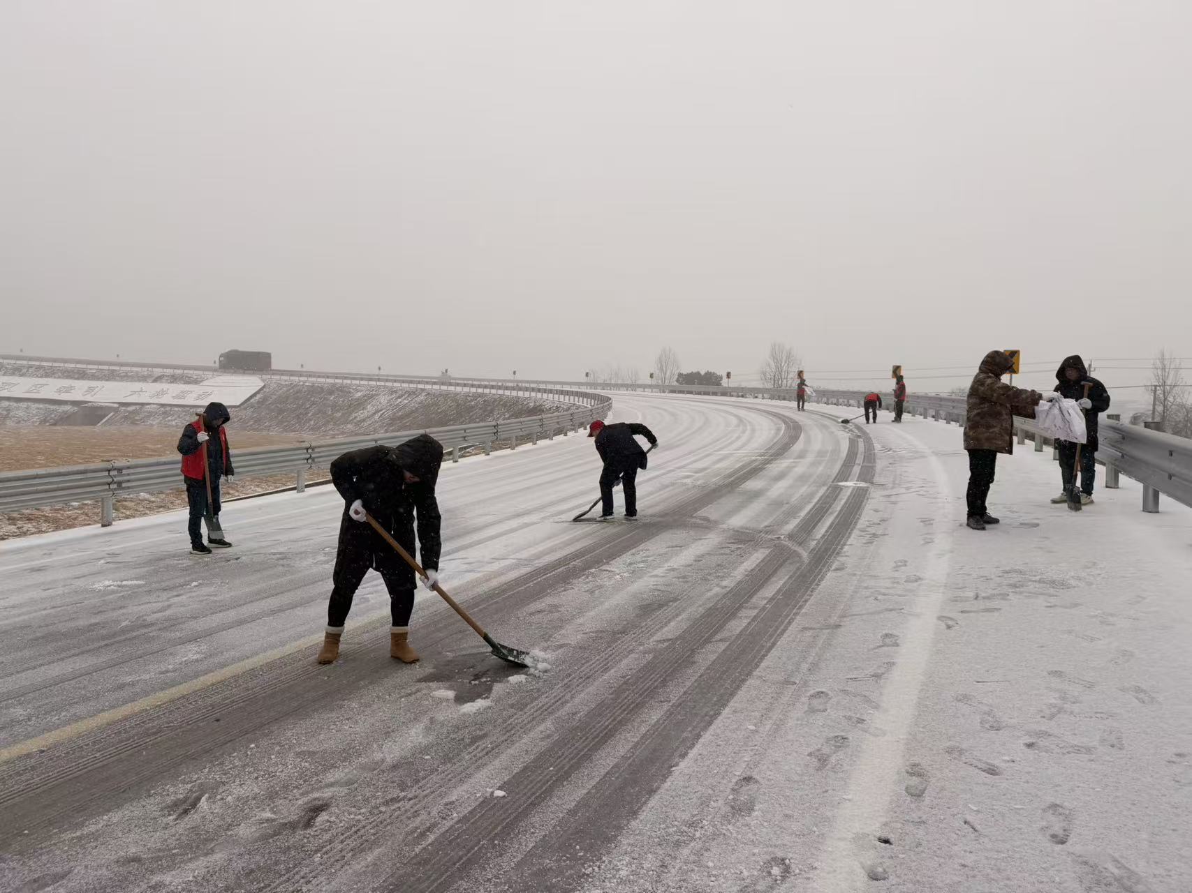 汉寿县株木山街道：风雪守枢纽 党旗护归途