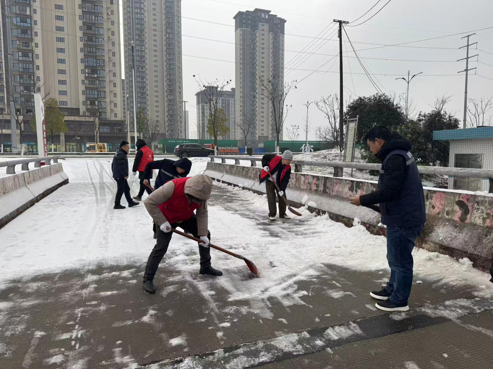 汉寿县沧浪街道：闻雪而动 全力筑牢雨雪天气安全防线