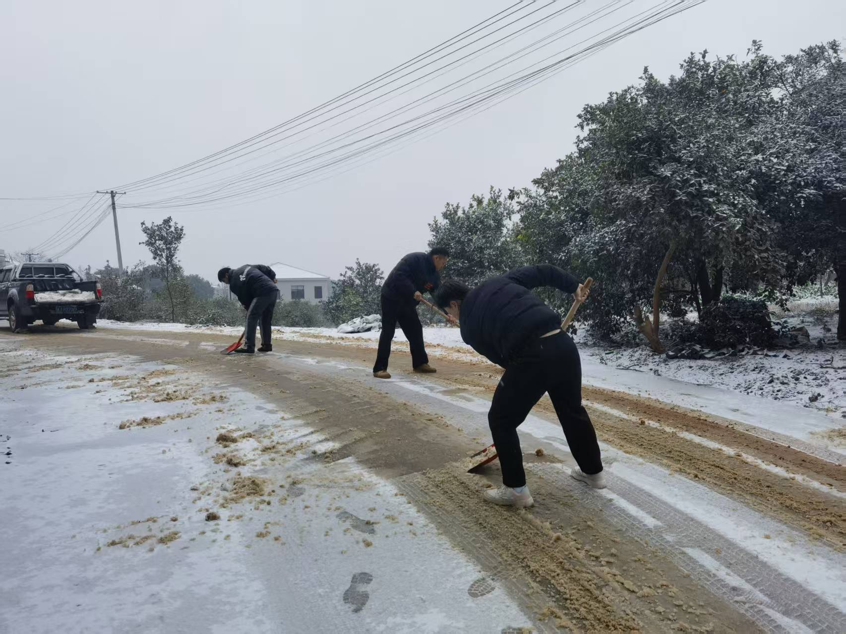 汉寿县百禄桥镇：全力开展扫雪除冰工作保畅通