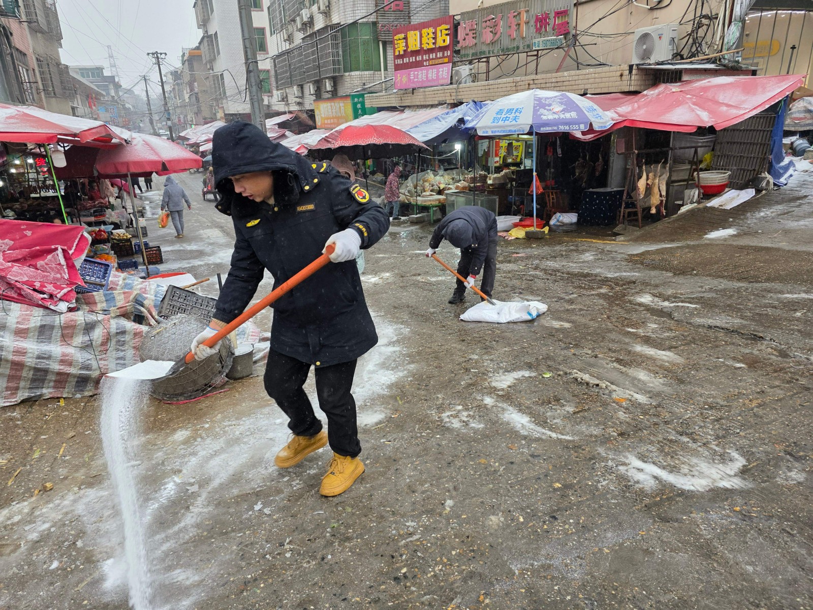 汉寿县蒋家嘴镇：开展撒盐融冰行动 全力保障道路安全