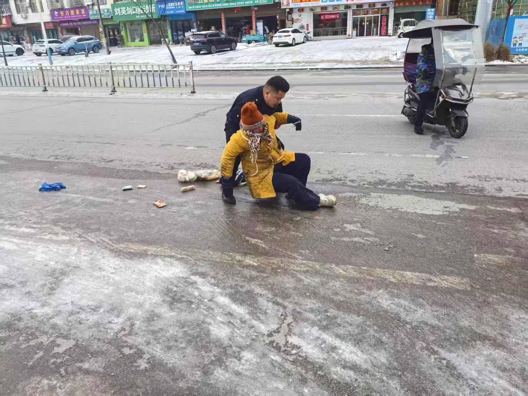 汉寿：风雪无情人有情 城管暖心扶老人