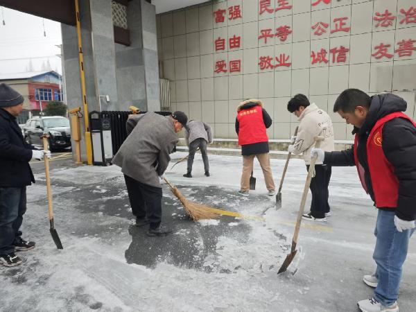 汉寿县酉港镇：党员先锋，浴“雪”奋战保畅通