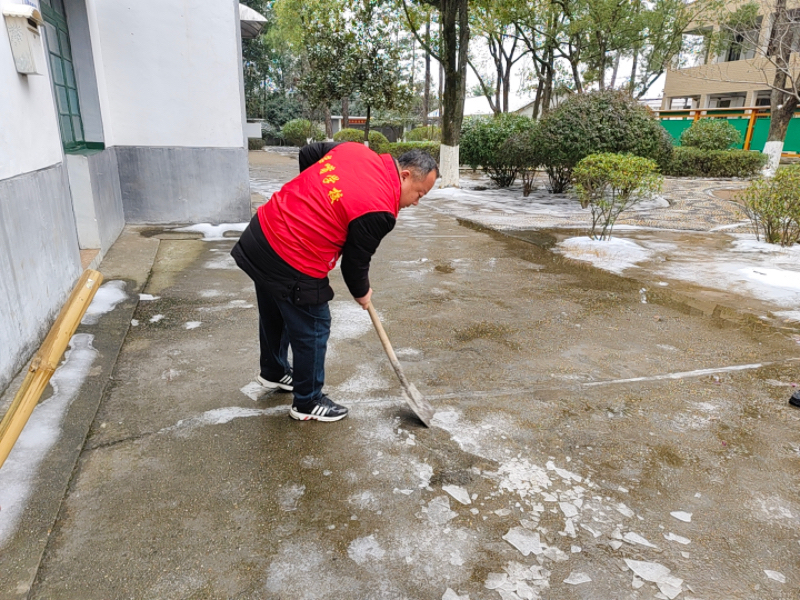 汉寿县岩嘴学校：党旗映雪暖校园 党员除冰护平安