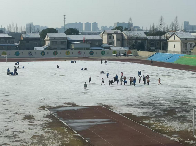 汉寿县辰阳中学：雪韵满校园  欢畅释童真