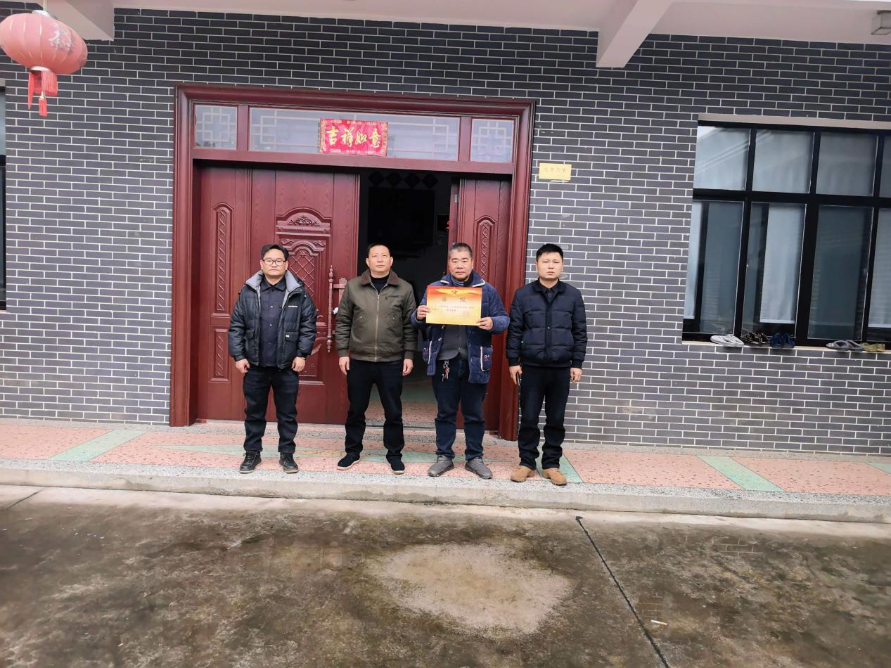 汉寿县军山铺镇：喜报送上门，荣光暖军属