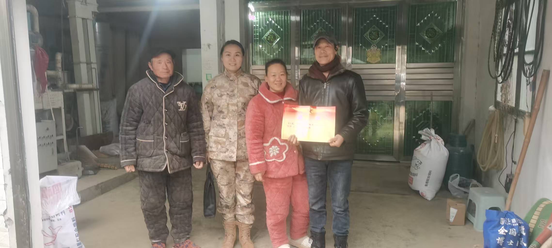 汉寿县百禄桥镇：喜报送到家 尊崇暖军心