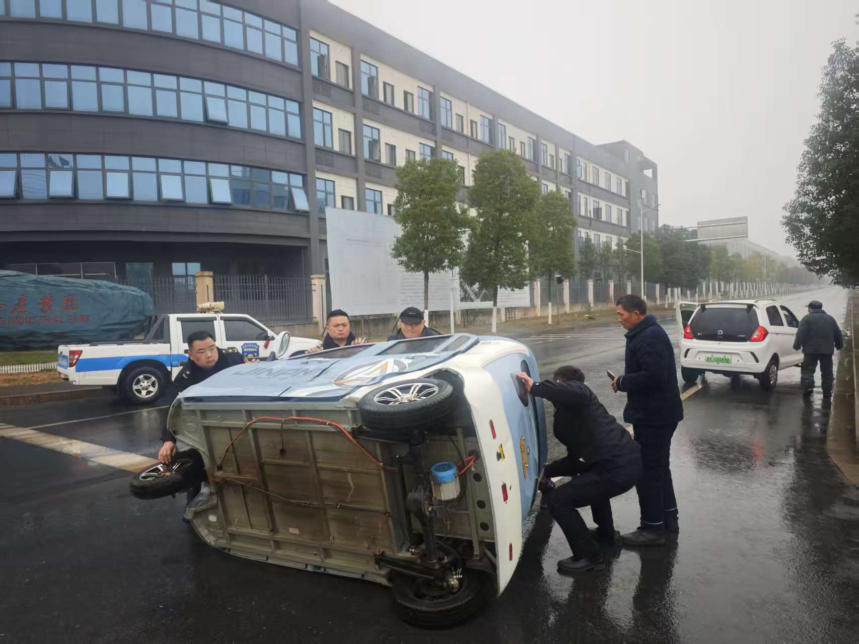 汉寿县城市管理和综合执法局：路见险情伸援手 城管担当显温情