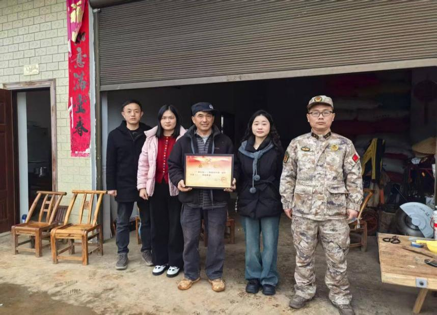 汉寿县蒋家嘴镇：喜报登门暖人心  拥军优属情意浓